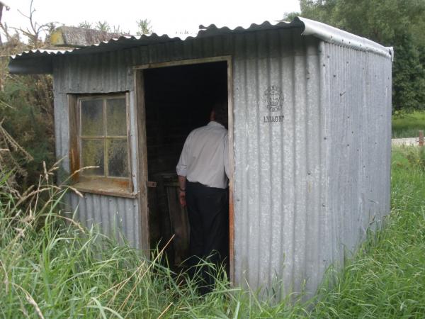 Ian checks out our 1-star studio-format Caretakers Hut (quick window clean and it'll be fine)